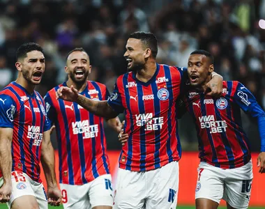 Jogadores do Bahia comemoram gol