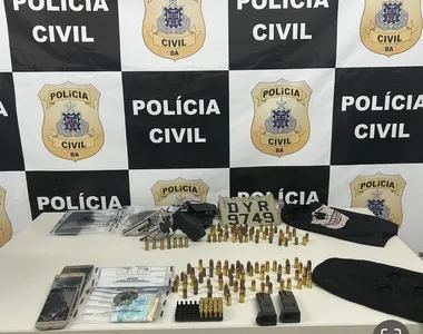Com os criminosos foi encontrado armamento, munição e droga