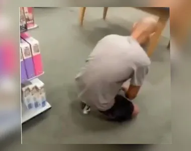 Cena foi flagrada por câmeras de segurança do local