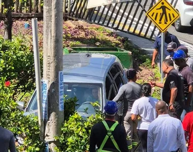 Carro só parou quando colidiu em um poste