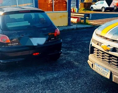 Carro foi parado pelos agentes em Simões Filho