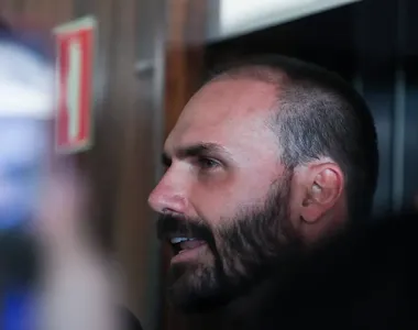Eduardo recebe salário mesmo sem trabalhar