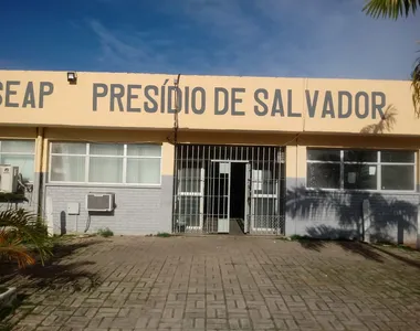 Após a fuga, equipes da polícia penal começaram a fazer buscas pela mata que envolve o presídio