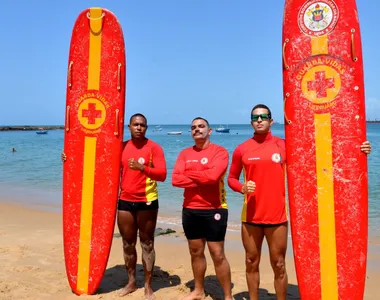 Guarda-vidas fazem treinamento na Praia do Porto da Barra