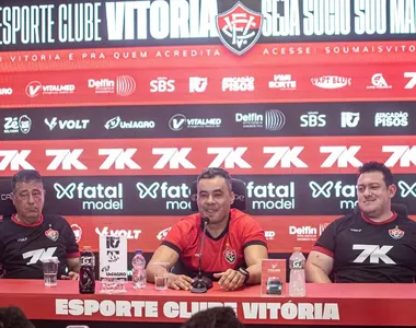 Jair Ventura e comissão em apresentação no Vitória