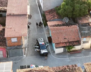 Policiais da Bahia realizam operação em Jequié com apreensão de drogas e prisões.