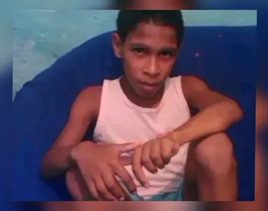 Jovem estava com crachá de identificação no momento do fato