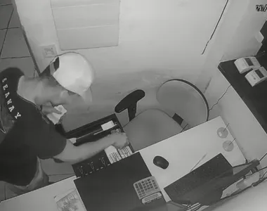 Suspeito utilizou um barrote para invadir o local