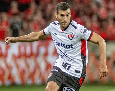 Raúl Cáceres, lateral-direito do Vitória
