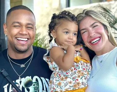 Léo Santana com sua filha Liz e  sua esposa Lore Improta