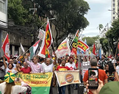 Manifestantes foram às ruas do Centro de Salvador