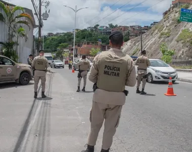 Mulher tentou subornar agentes para escapar da prisão