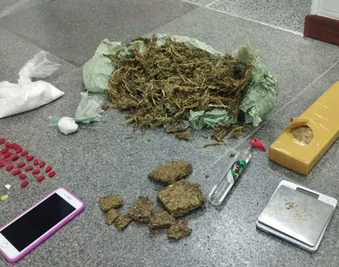 Material apreendido com a criminosa
