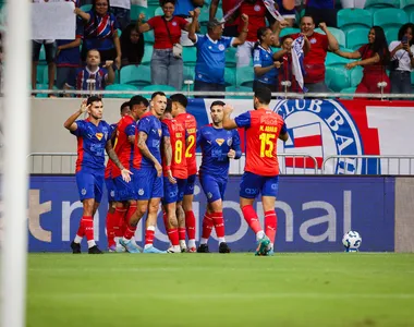 Lucho comemorou seus dois gols com toda a turma tricolor