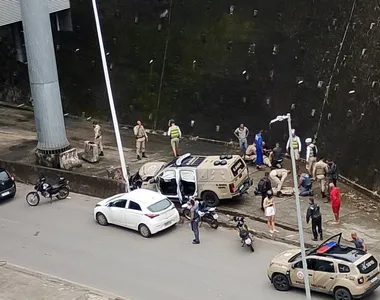 Viatura da Polícia Militar com a frente destruída