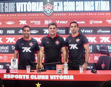 Rodrigo Chagas (técnico do Vitória), Fábio Mota (presidente), e Cleber Santos (auxiliar técnico)