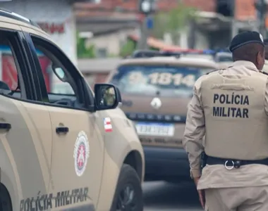 Criminosos trocaram tiros com policiais militares da Rondesp Atlântico e um deles pulou na vala