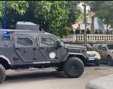 Dois blindados 'brotaram' no bairro da Federação em Salvador