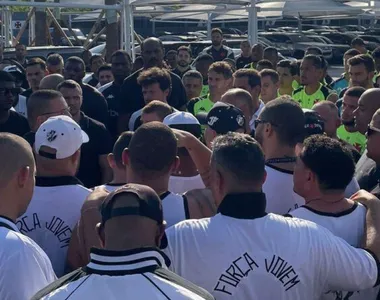 Torcedores do Vasco invadem São Januário