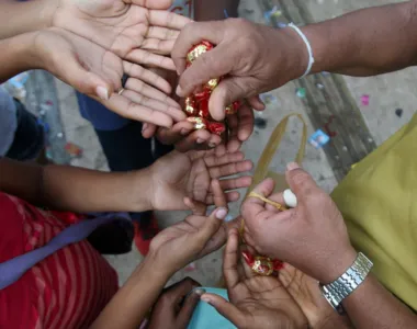 Tradição de entregar doces de São Cosme e Damião está cada vez menos comum
