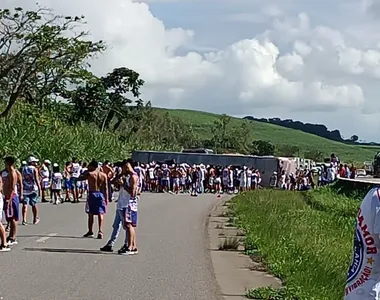 Ônibus da Bamor capota neste sábado (2)