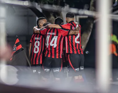 Gols no fim tiram pontos preciosos do Vitória no Brasileirão