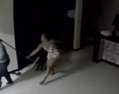 Esposa pegou o marido com amante dentro de casa e bateu neles