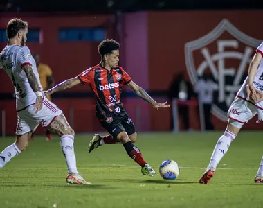 No primeiro turno, o Flamengo venceu o Vitória por 2 a 1, no Barradão