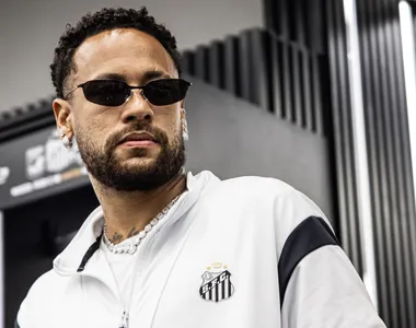 Neymar foi à igreja na noite de quinta-feira (25)