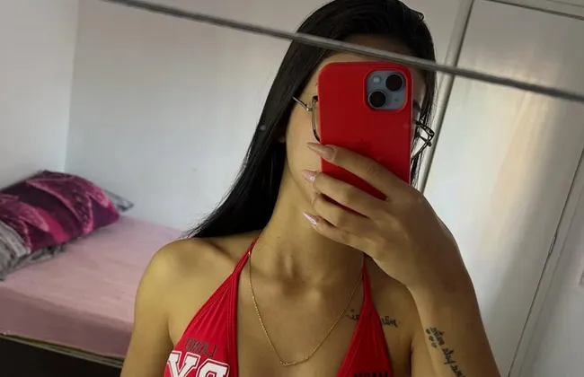 Imagem ilustrativa da imagem Blogueira de vídeos íntimos vazados dispara pra hater: “Feia e dura"