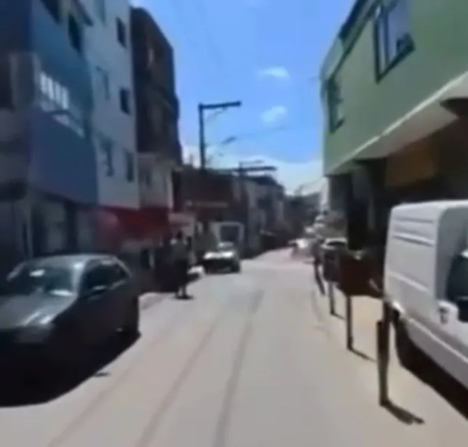 Imagem ilustrativa da imagem Repórter da TV Bahia é encurralado ao vivo no Nordeste de Amaralina