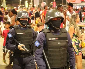 Foliões flagram homem agredindo ex-namorada no Carnaval - Imagem