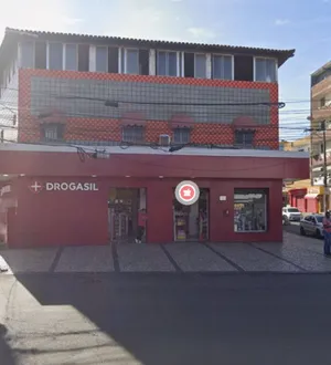 Imagem ilustrativa da imagem À luz do dia: bandidos tocam o terror em farmácia na Boca do Rio