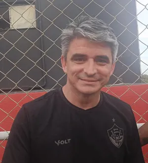 Imagem ilustrativa da imagem Candidato a presidência do Vitória vibra em 'final' do Rubro-Negro