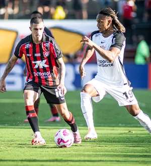 Imagem ilustrativa da imagem Com um a mais, Vitória perde pro Corinthians e se embola no Z-4