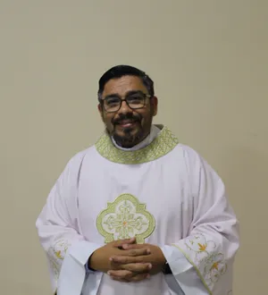 Imagem ilustrativa da imagem Padre é encontrado morto enrolado em tapete após golpes de martelada