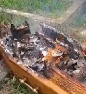 Imagem ilustrativa da imagem 'Enviados do cão' invadem cemitério, atiram em morto e tocam fogo