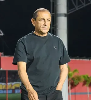 Imagem ilustrativa da imagem Futebol é para homens, não é para meninas", diz técnico do Inter