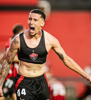 Imagem ilustrativa da imagem Rugiu! Vitória vence o São Paulo e escapa da degola no Barradão