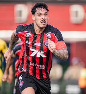 Imagem ilustrativa da imagem Xô Z-4! Vitória vence o Mirassol no Barradão e respira na Série A