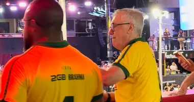 Imagem ilustrativa da imagem Ancelotti curte Carnaval de Salvador e recebe 'benção' de Bell Marques