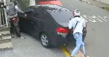 Imagem ilustrativa da imagem Assista: motorista mete carro em cima de bandidos durante assalto