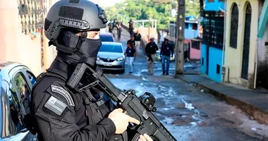 Imagem ilustrativa da imagem Ataques contra policiais em sete bairros de SSA firma tática de guerra