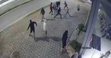 Imagem ilustrativa da imagem Câmera flagra bonde 'bafando' mais de 10 motocas em concessionária