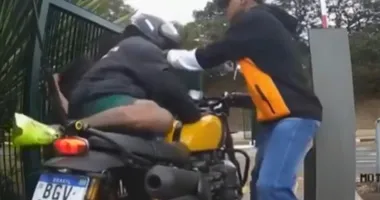 Imagem ilustrativa da imagem Cantor famoso é assaltado e tem moto roubada