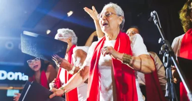 Imagem ilustrativa da imagem Coral de idosos faz apresentação natalina em shopping de Lauro