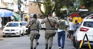Imagem ilustrativa da imagem PMs levam 'pipocos’ durante folia no Nordeste de Amaralina