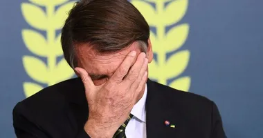 Imagem ilustrativa da imagem Bolsonaro passa mal, bate a cabeça e vai parar na emergência
