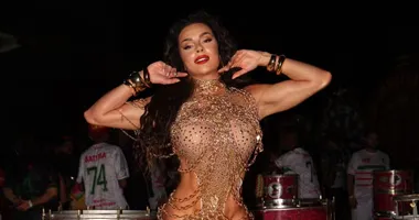 Imagem ilustrativa da imagem Sem calcinha? Juju Salimeni rouba a cena com fantasia ousada