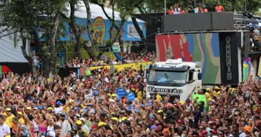 Imagem ilustrativa da imagem Vídeo: foliões saem na mão dentro de camarote de Claudia Leitte